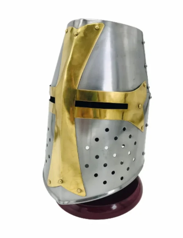 Heaume de croisé avec croix dorée