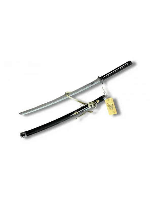 Katana en bois avec lame gravée, poignée tressée et fourreau laqué noir avec motif doré.